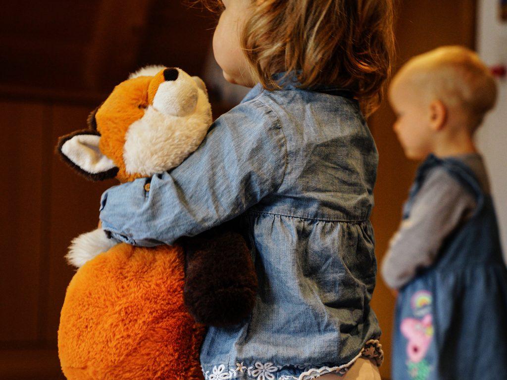 Kind mit Kuscheltier