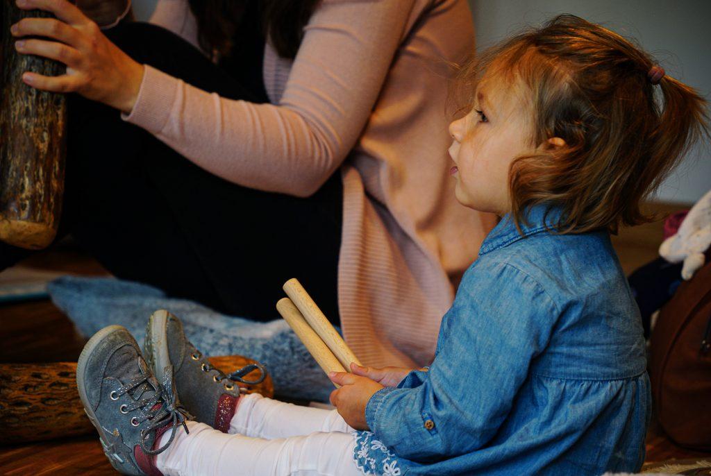 Kind hält Klanghölzer