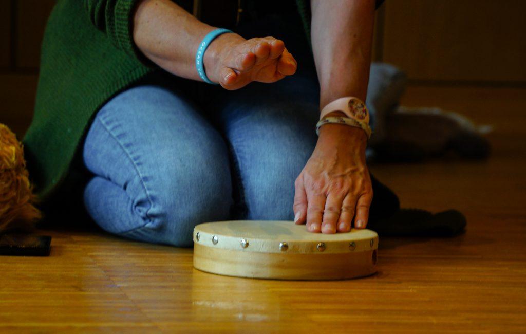 Jenny spielt Trommel