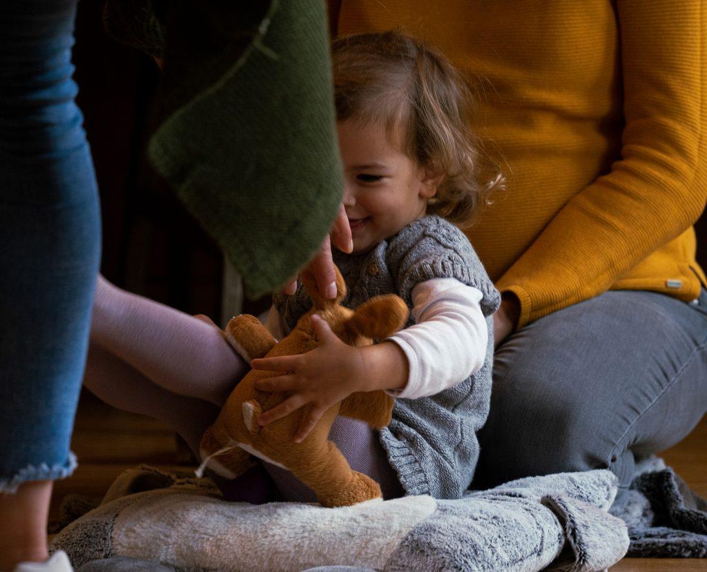 Kind bekommt Kuscheltier
