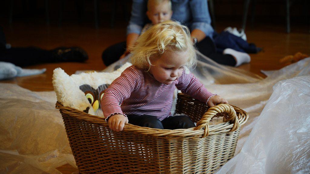 Kind sitzt in "Boot"