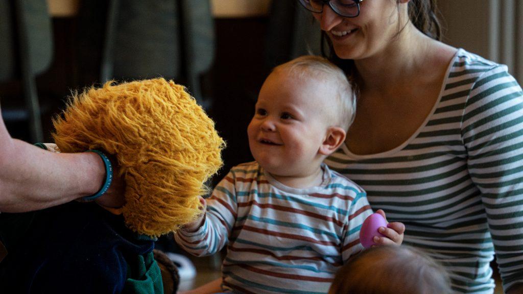 Kind freut sich über Kuscheltier